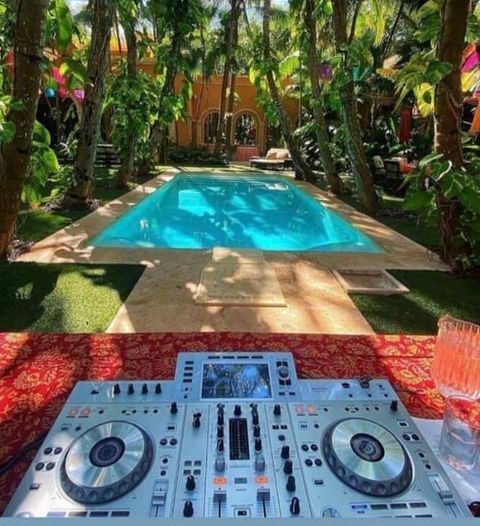 Finca con piscina y música en vivo