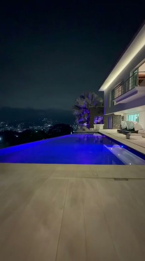 Mansión con piscina infinita y vista a Medellín